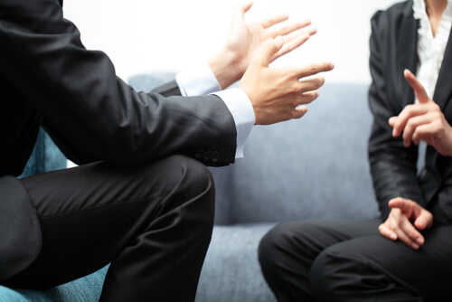 Business,Meeting,Discussion,Between,Two,People,In,Suit